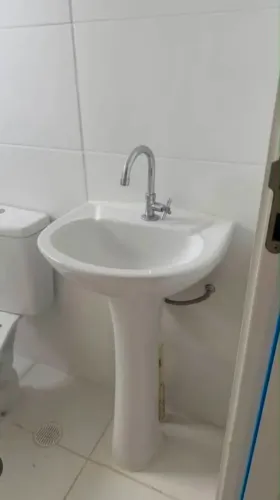 Pia de banheiro com torneira 