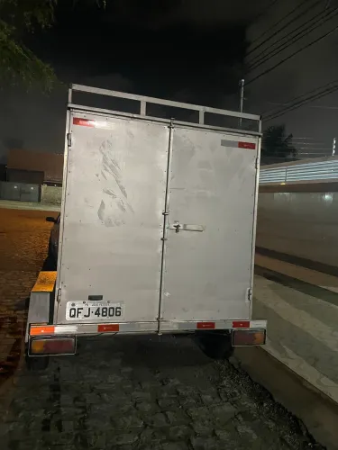 Reboque fechado dois eixos c freio e bagageiro
