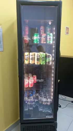 Expositor de bebidas capacidade 215 L, cor preta, 220 V, com led