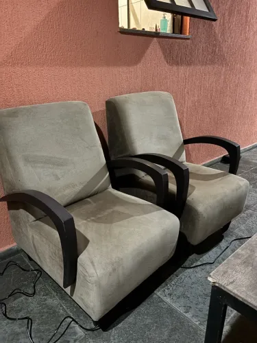 Jogo de poltronas de madeira tecido em suede