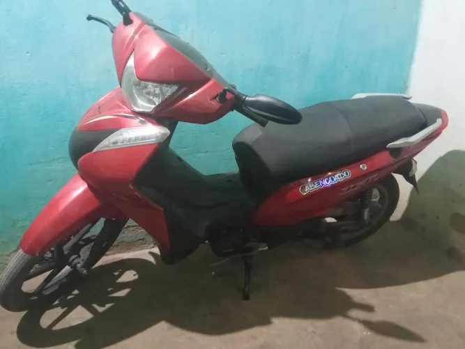 Moto nova tirando da loja nunca vendi a ninguém sou a primeira Donna dela quero vender por