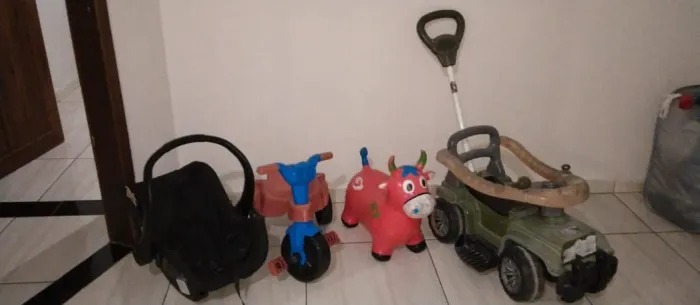 Conjunto brinquedos de criança (usado) - cavalinho - bebê conforto - carrinho - cavalinho