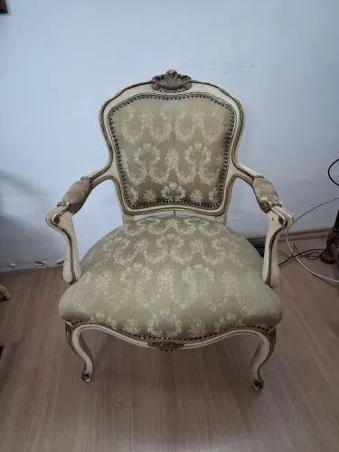 Poltrona Clássica Estilo Luís XV - Tecido Adamascado Verde-Oliva<br>