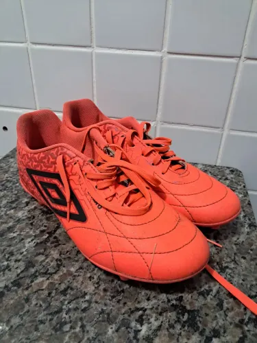 Chuteira umbro class laranja