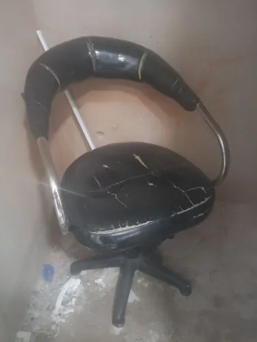 Cadeira de barbearia,precisando de uma reformar. Estou vendendo por 100 reais