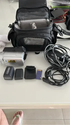 filmadora Sony Handycam prateada possui um zoom óptico de 40x.