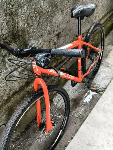Bicicleta seminova com apenas um mês de uso banco confortável, maravilhosa.