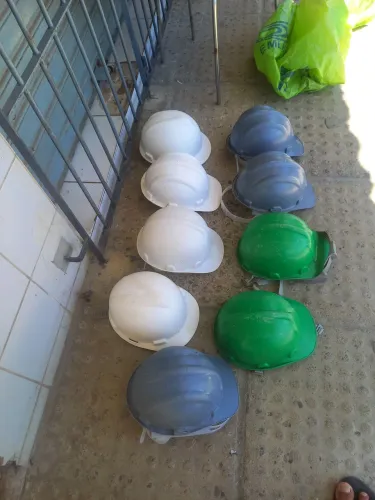 Capacetes para trabalhador de obra.
