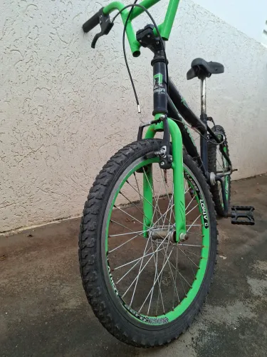 Vendo uma bicicleta infantil bmx aro 20