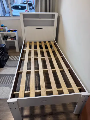 Cama solteiro com cabeceira de bau