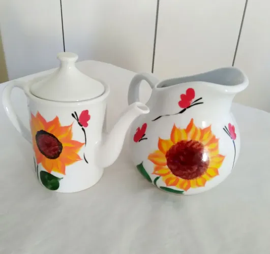 Grande leiteira e bule, em porcelana