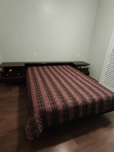 Cama em Laka cor vinho