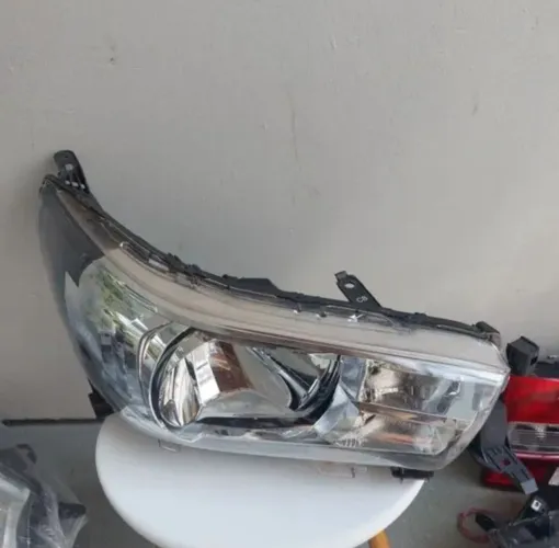 Farol direito Toyota Hilux SRV Picape com detalhe foco