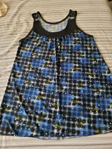 3 Blusas brancas + 1 estampada + 1 listrada - Tamanho P