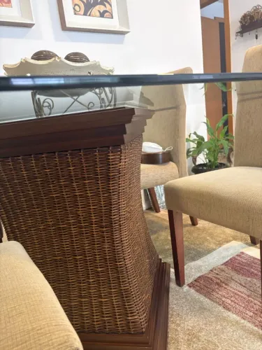 Mesa quadrada.