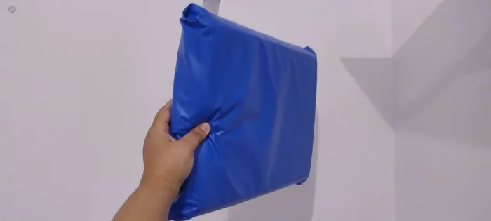 Travesseiro com capa impermeável azul pequeno 