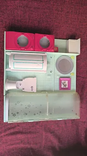 Cozinha e banheiro da casa da Barbie