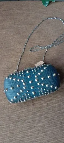 Bolsa clutch azul com tachas