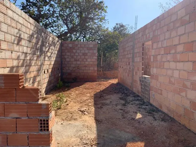 Área de 1020m², casa em construção no ponto de laje, próximo a comércios, linha de ônibus