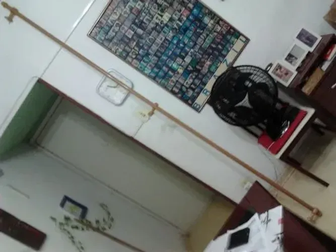 Vendo 1 varão de cortina grande,com 2,70 cm de comprimento,em bom estado, e par cortinas.