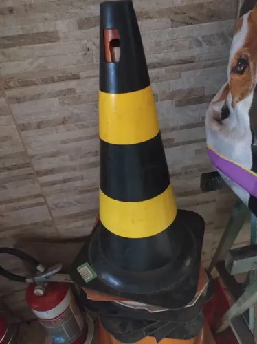 Cone de Sinalização - Preto e Amarelo com avarias