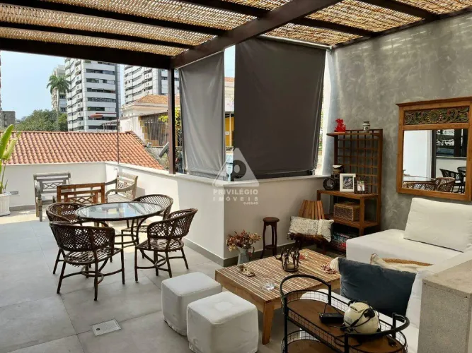 Casa Triplex Reformada 5 Quartos com Espaço Gourmet e Jardim em Botafogo 300m²