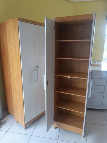 Armário Multiusos com tranca na porta.