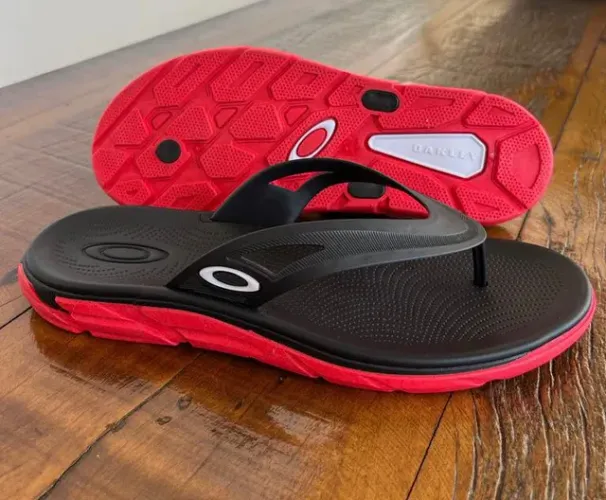 Chinelo masculino Oakley.