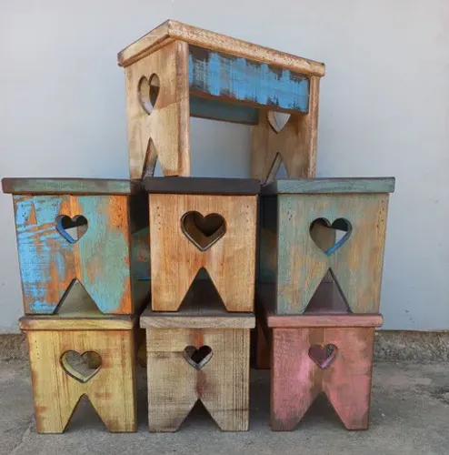 Banquinho de madeira 