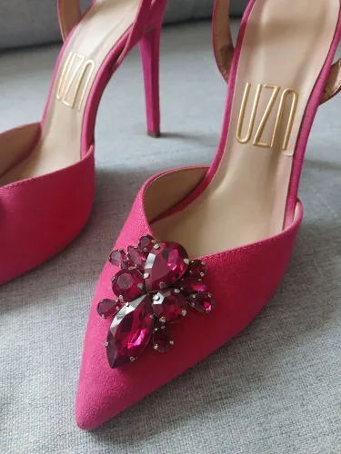 Scarpin pink, uza shoes, com aplicação na ponta
