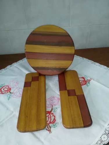 Táboa de mesa e duas bandejas de servir