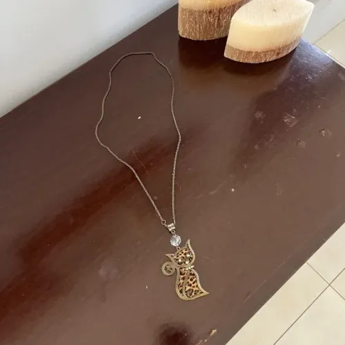 colar comprido com pingente de gato