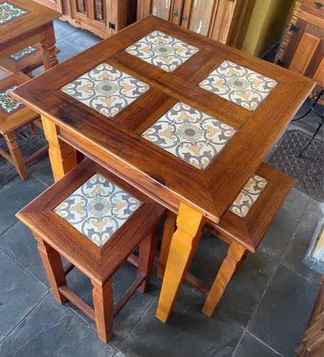 Conjunto de mesa com quatro banquetas altas, estilo bistrô, madeira maciça. Móvel rústico.