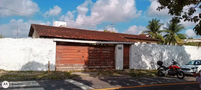 More na Área Nobre no Bairro Apipucos 367m a casa e 829m no total esquina Recife PE