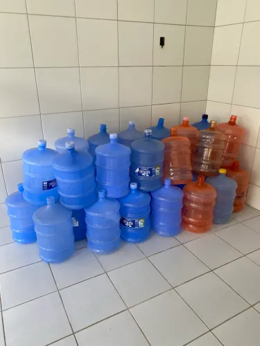 Vende- se  36 garrafões de água mineral (vazio)