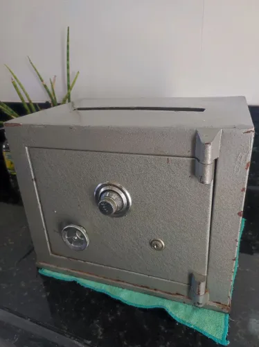 Cofre 29cm (A) x 25cm (L) x 36vm (C)