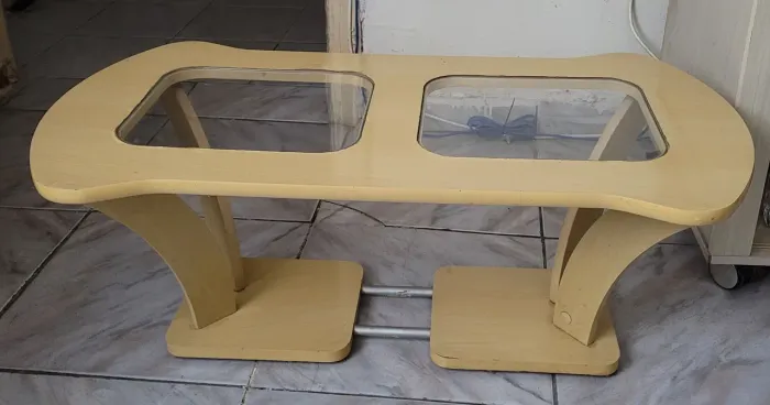 Mesa de centro com design moderno e tampo de vidro