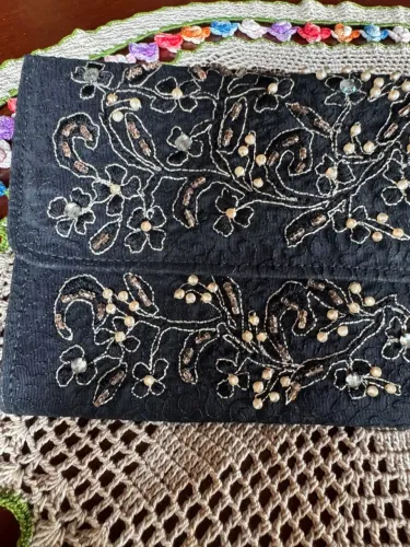 BOLSA/CARTEIRA PRETA BORDADA -PERFEITA/MARAVILHOSA