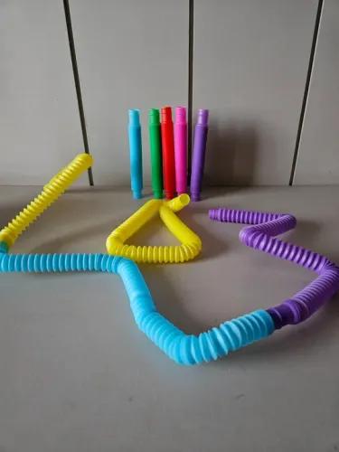 Brinquedos de canudos flexíveis - Diversão garantida!