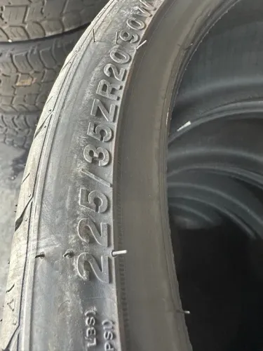 Pneu 225/35/20 - Novo