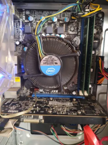 CPU i5 8 gigas com placa de vídeo de 1 giga