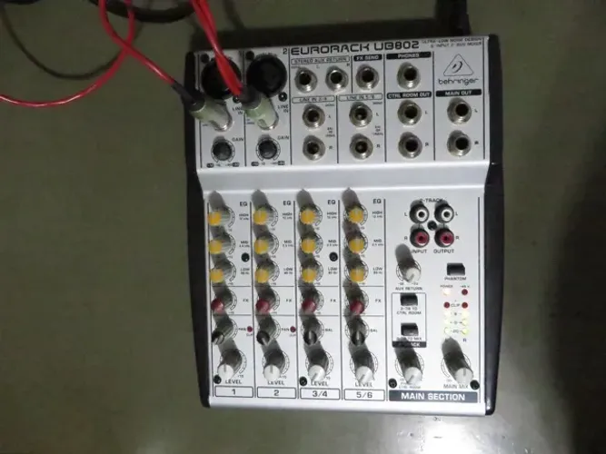 Mesa de Som Behringer Eurorack UB-802