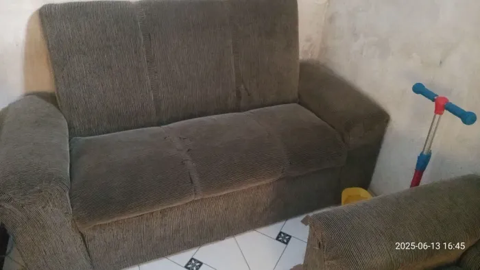 Sofá 2 Lugares Cinza em Ótimo Estado