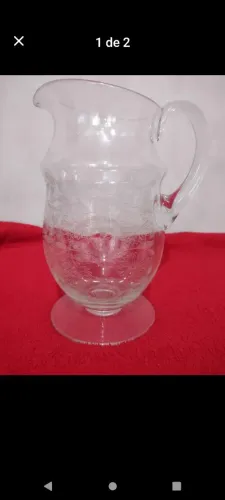 Jarro de vidro transparente com detalhes florais