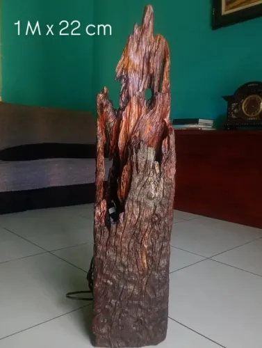 Imponente Luminária de Chão Esculpida em Madeira / Dormente