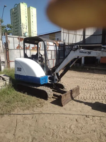 Mini Escavadeira Bobcat - S325 ano 2010.