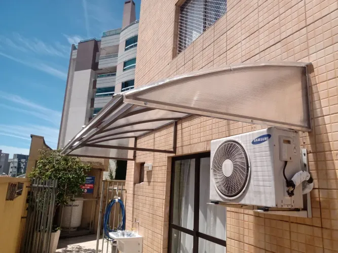 COBERTURA de POLICARBONATO para área externa