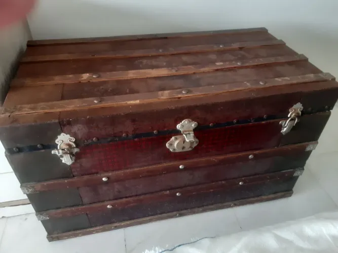 Baú Antigo em madeira, peça rara.