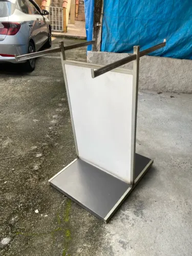 Arara loja de roupas 4 braços