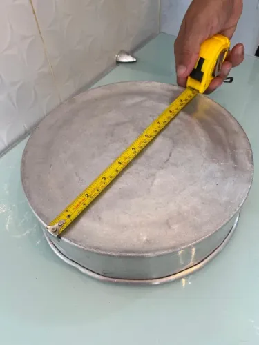 Forma de bolo de alumínio redonda média, 25cm de diâmetro.